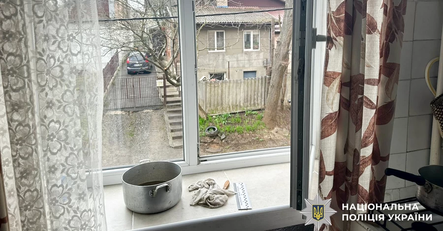 В Ровно пенсионерка выпала со второго этажа, когда мыла окна – врачи не смогли ее спасти