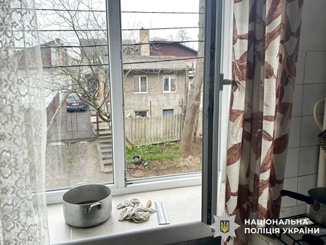 У Рівному пенсіонерка випала з другого поверху під час миття вікон - лікарі не змогли її врятувати