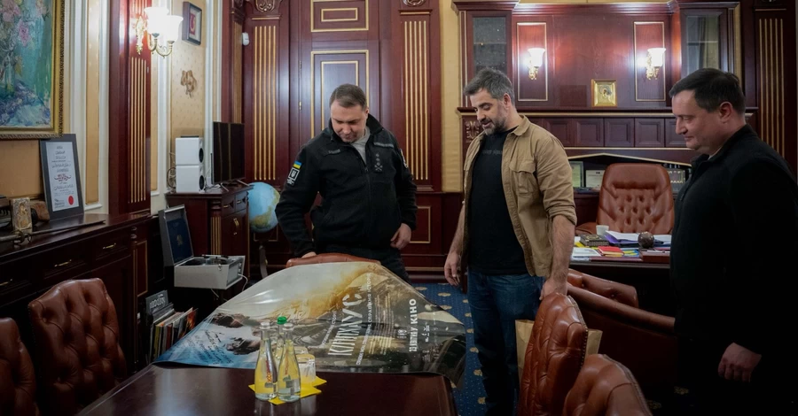 Пластинка The Prodigy, книги и иконы – как выглядит кабинет Буданова в Офисе президента