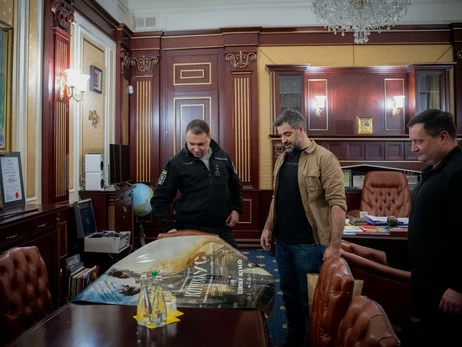 Платівка The Prodigy, книги та ікони - як виглядає кабінет Буданова в Офісі президента