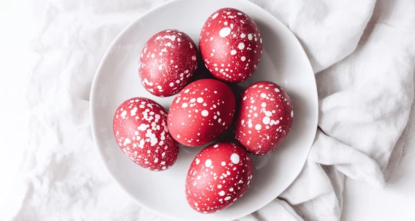 Современные тренды пасхальных яиц из соцсетей: мраморные, золотые и окрашенные свеклой в стиле Барби