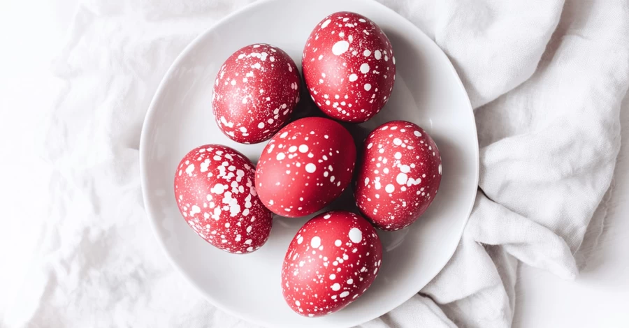 Сучасні тренди крашанок із соцмереж: мармурові, золоті і пофарбовані буряком у стилі Барбі