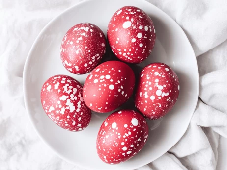 Современные тренды пасхальных яиц из соцсетей: мраморные, золотые и окрашенные свеклой в стиле Барби