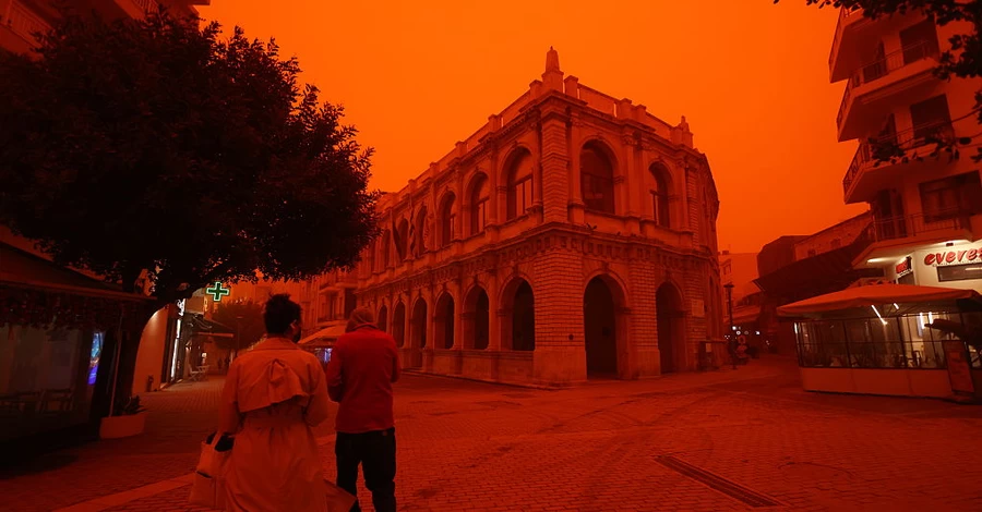 Остров Крит накрыла песчаная буря из Сахары и он стал красным