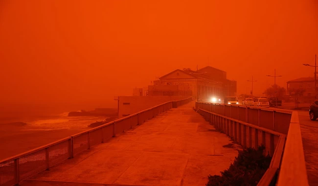 Крит накрыла песчаная буря из Сахары - все вокруг стало красным из-за пыли