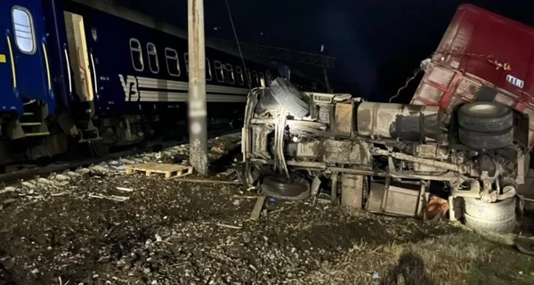 На Харківщині вантажівка протаранила поїзд, вагони зійшли з рейок