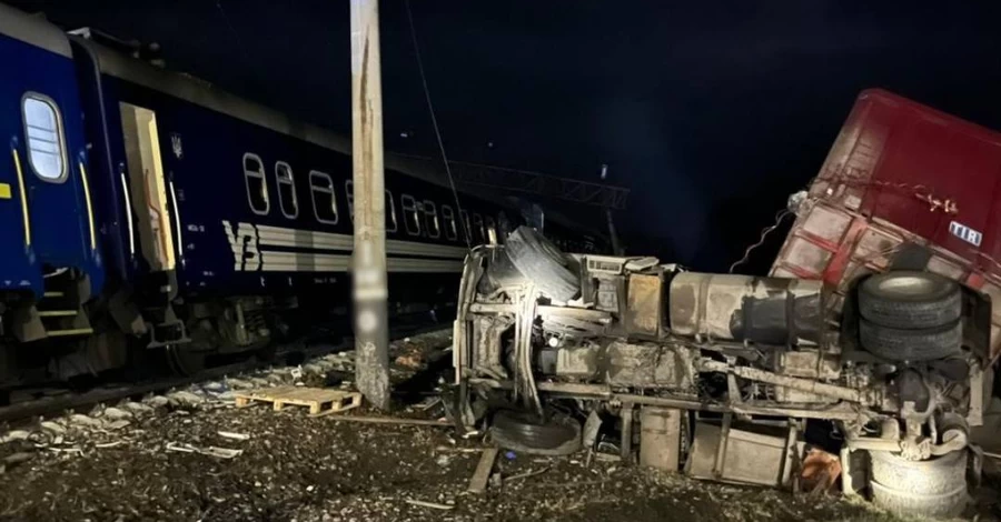 На Харківщині вантажівка протаранила поїзд, вагони зійшли з рейок