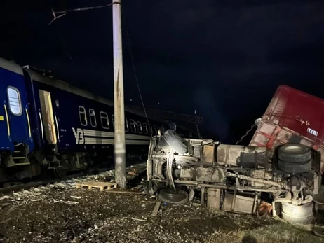В Харьковской области грузовик протаранил поезд, вагоны сошли с рельсов