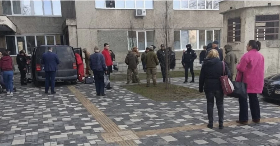 Во Львове неизвестный ударил ножом в шею сотрудника ТЦК, военный погиб