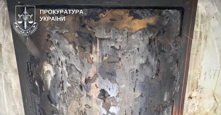 В Киеве женщина подожгла двери знакомых из-за ревности и ссор – она под стражей