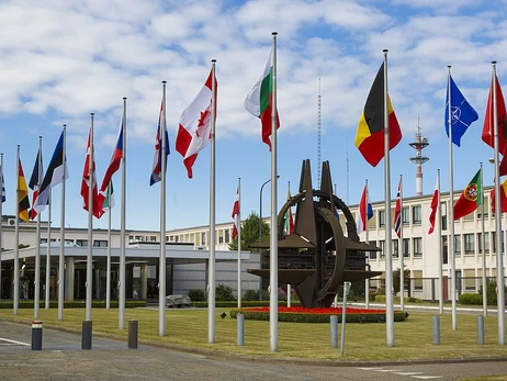 Олександр Коваленко - про НАТО сьогодні: Пацієнт ще живий, але лікуватися вперто не хоче