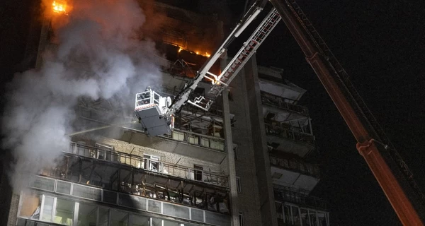 У Києві уламки БПЛА впали на офісну будівлю, а в Сумах - поранено 7 людей