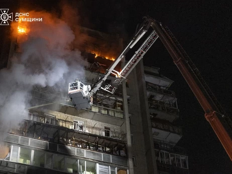 У Києві уламки БПЛА впали на офісну будівлю, а в Сумах - поранено 7 людей