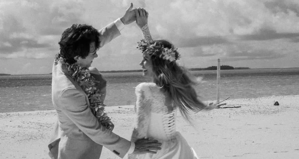 Вдова основателя Playboy вышла замуж во второй раз в платье украинского бренда