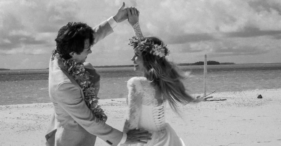 Вдова основателя Playboy вышла замуж во второй раз в платье украинского бренда