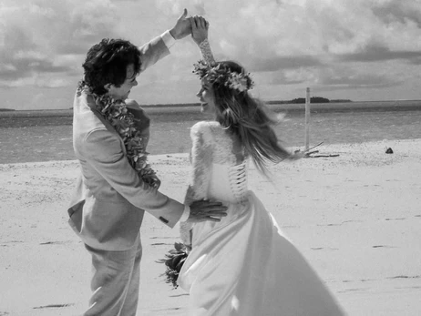 Вдова основателя Playboy вышла замуж во второй раз в платье украинского бренда