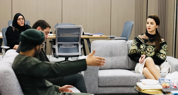 Хохлома, а не петриківка? У мережі знову обговорюють вбрання посла України в Омані