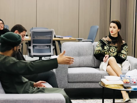 Хохлома, а не петриковка? В сети снова обсуждают наряд посла Украины в Омане