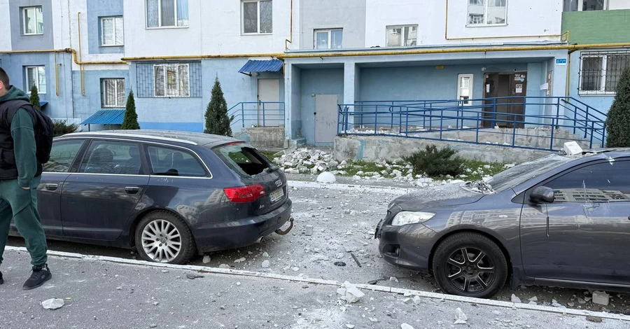 У Харкові російський дрон влучив у багатоповерхівку - є поранені