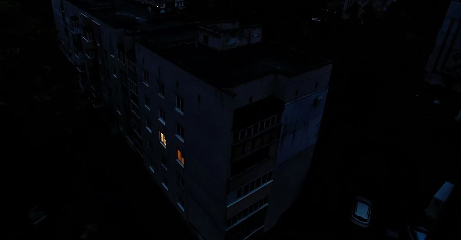 В Украину из-за облачной погоды и новых обстрелов вернулись отключения света