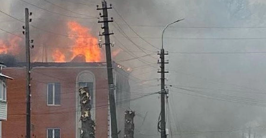 РФ атакувала Чернігівщину: у Прилуках горить будівля мерії, у Новгород-Сіверську –  податкової