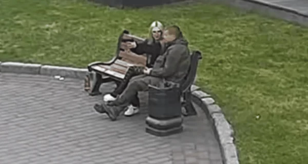 В центре Луцка девушка устроила хаотичную стрельбу - пуля попала в автобус с пассажирами