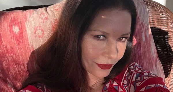 Кэтрин Зета-Джонс отпраздновала Пасху в вышиванке 