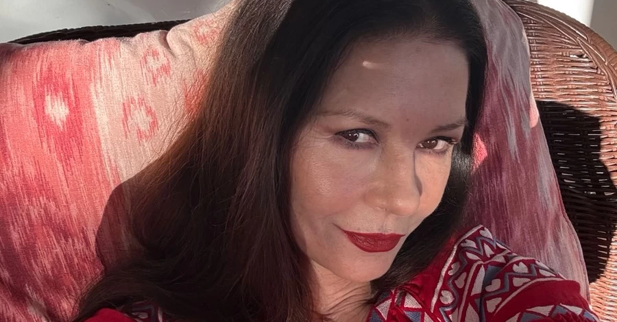 Кэтрин Зета-Джонс отпраздновала Пасху в вышиванке 