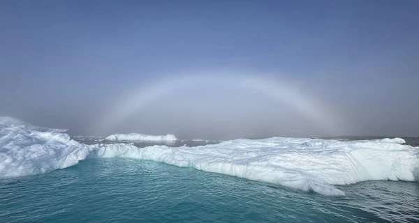 Українські полярники поділилися неймовірними фото білої веселки