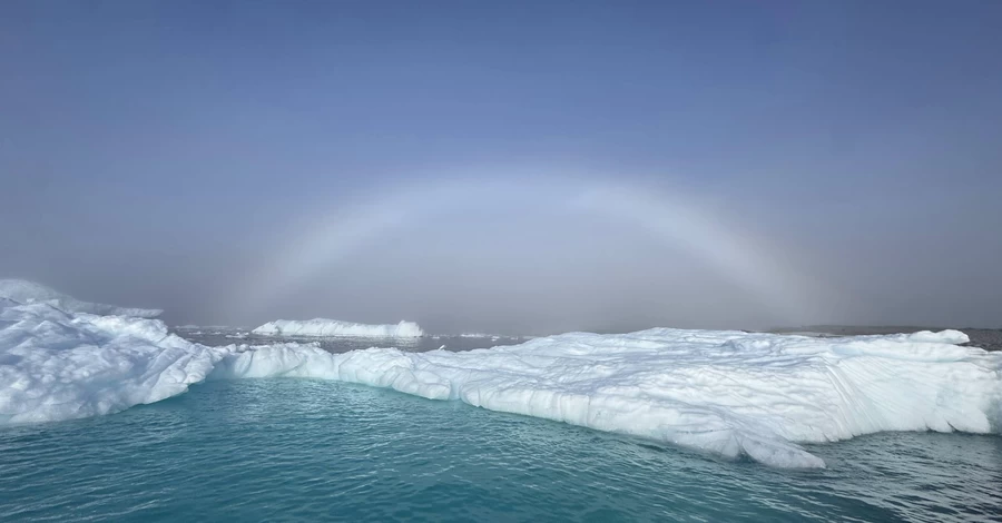 Украинские полярники поделились невероятными фото белой радуги