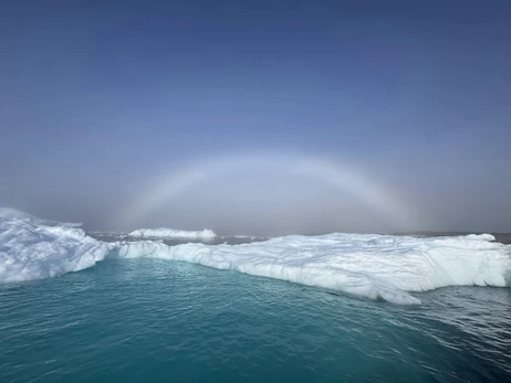 Украинские полярники поделились невероятными фото белой радуги