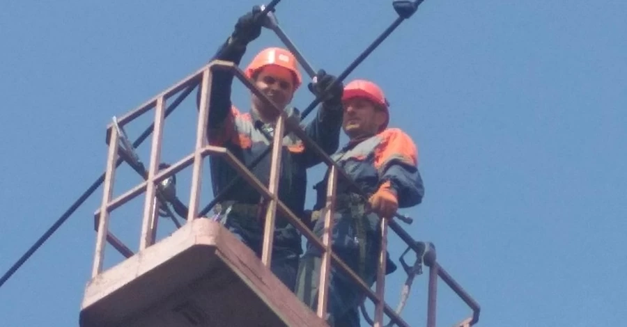 Завтра будут отключать свет почти весь день – график 