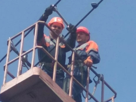 Завтра будут отключать свет почти весь день – график 