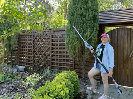 Із зони вогню на ПМЖ до Харкова: як вічнозелений сад із Вовчанська став переселенцем