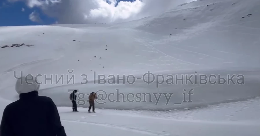 Посеред квітня на Прикарпатті замерзло озеро Несамовите