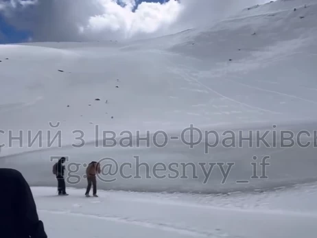 Посеред квітня на Прикарпатті замерзло озеро Несамовите