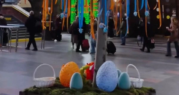 На вокзале в Киеве установили Пасхальное дерево встреч 