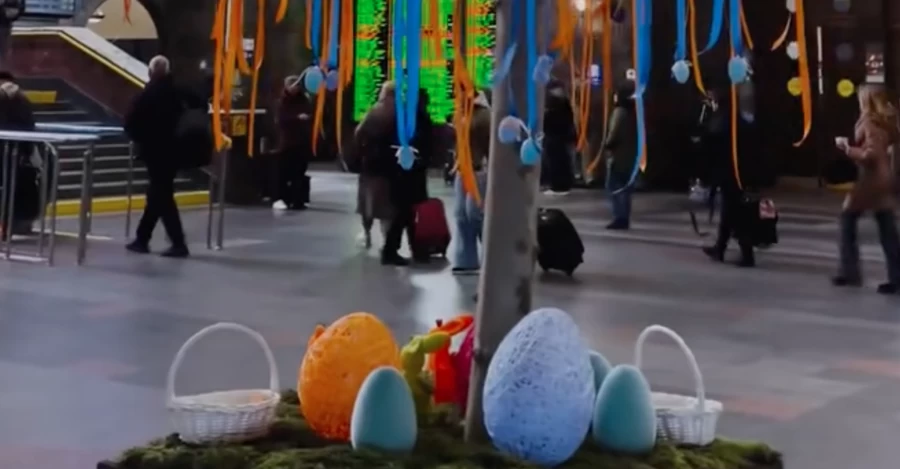На вокзалі у Києві встановили Великоднє дерево зустрічей 