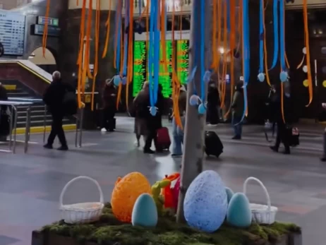 На вокзале в Киеве установили Пасхальное дерево встреч 