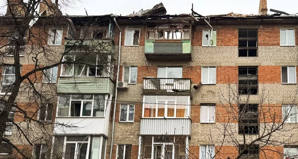 Російський дрон влучив у дах багатоповерхівки в Сумах