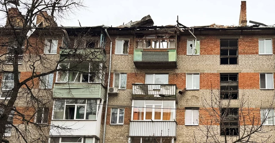 Російський дрон влучив у дах багатоповерхівки в Сумах