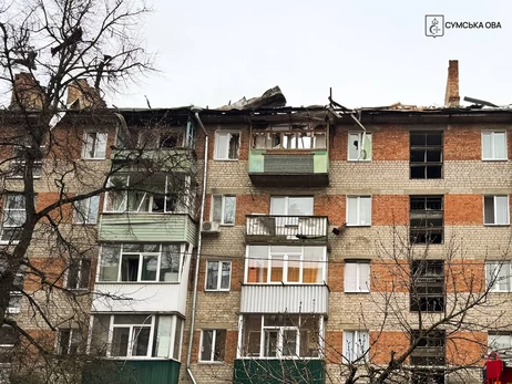 Российский дрон попал в крышу многоэтажки в Сумах