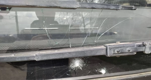 У Херсоні війська РФ атакували дронами маршрутку та легковик, є постраждалі