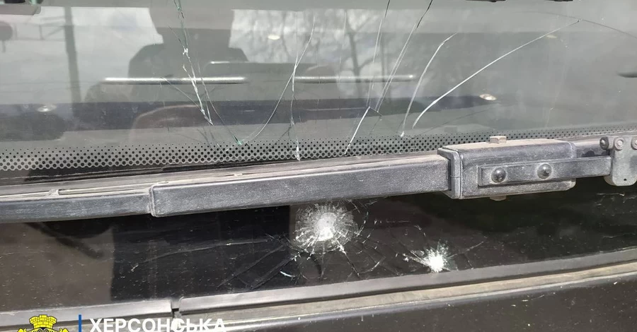 У Херсоні війська РФ атакували дронами маршрутку та легковик, є постраждалі