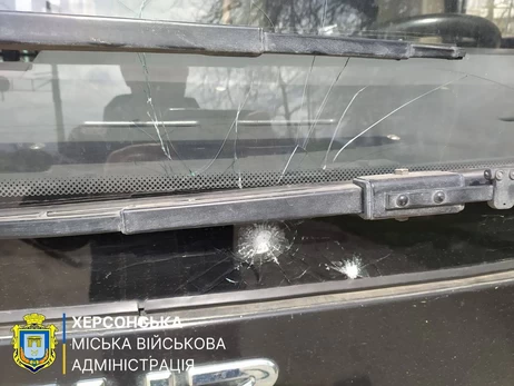 В Херсоне войска РФ атаковали дронами маршрутку и легковушку, есть пострадавшие