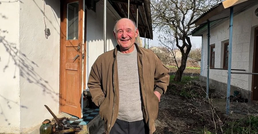 По Києву з курочками і мигалками: 69-річний переселенець розповів історію евакуації на старому ВАЗі