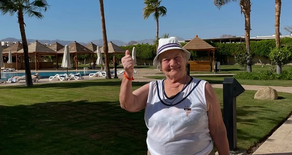 Замість сумки «на смерть» зібрала валізу до Єгипту: пані Ольга у 85 років уперше сіла в літак