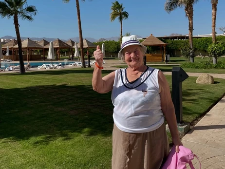 Замість сумки «на смерть» зібрала валізу до Єгипту: пані Ольга у 85 років уперше сіла в літак