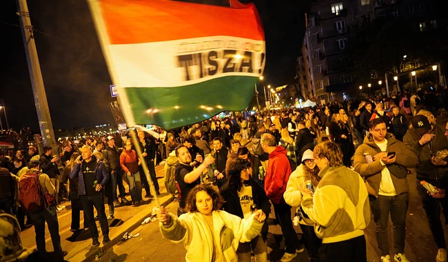 Венгры празднуют поражение партии Орбана и победу оппозиционной партии 