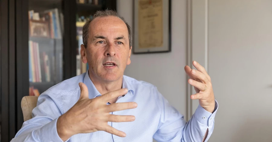 Танець майбутнього міністра охорони здоровʼя Угорщини став вірусним, він відреагував